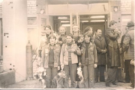 На фото: Вот они герои – стройотрядовцы на открытии новой школы в 1984 году.