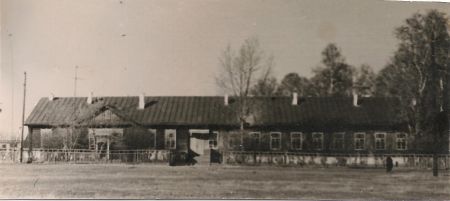 На фото: Школа с пристроем, 1962 год.