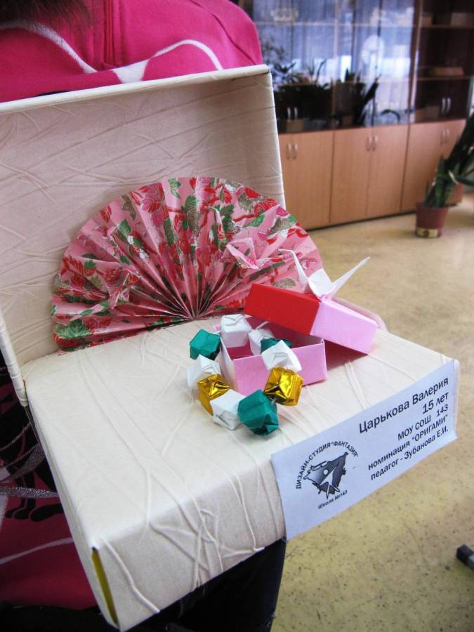 оригами-натюрморт "Японский веер и коробочка с журавликами"