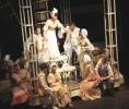 Одна из ккрасочных мизансцен спектакля &raquo; Нажмите для увеличения ->