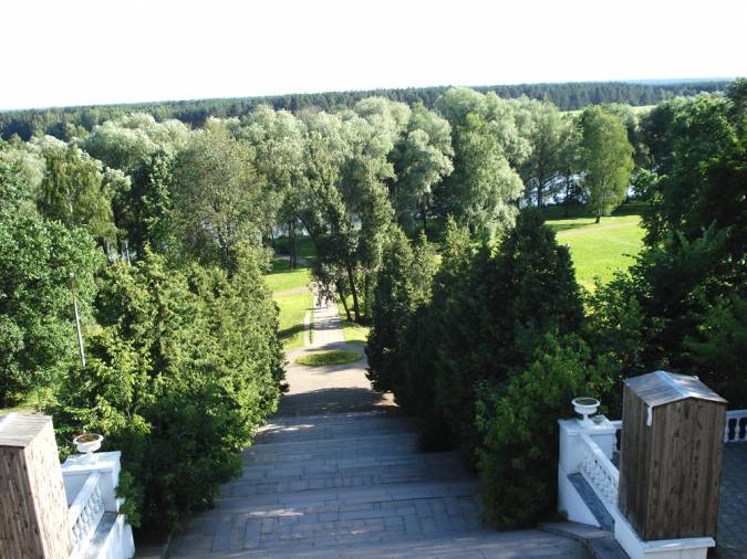 Спуск к реке Москва