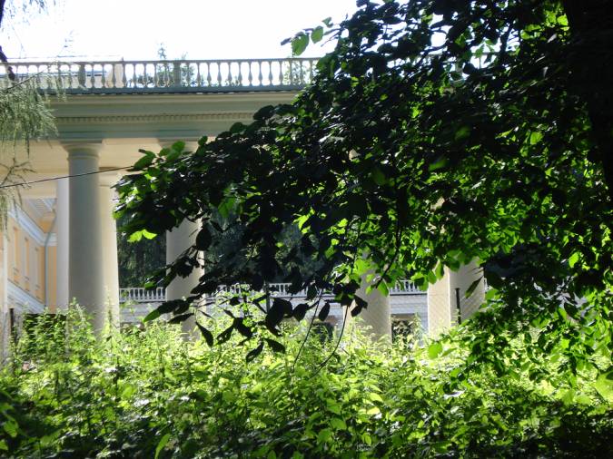 Очарование дворянской эпохи просвечивает сквозь листы дубов и кленов