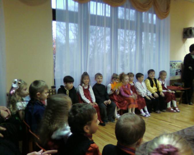 Дети слушают педагога