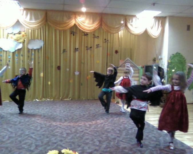 Вороны налетели на курочек