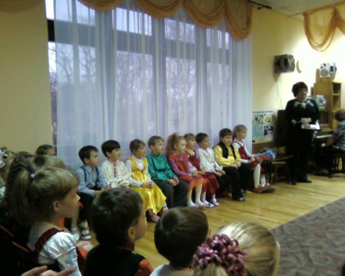 Сменили костюмы птиц на косоворотки.