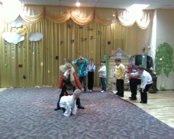 Пролезть под ногами у ведущего