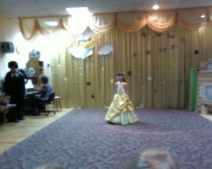 Анечка закрывает праздничный утренник