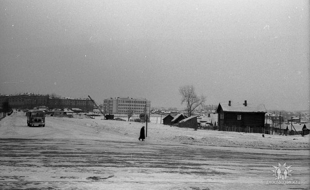 Вид на школу со стороны Нижнетагильского пруда