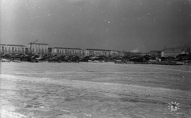 Вид с пруда на проспект Строителей и в право здание 64 школы