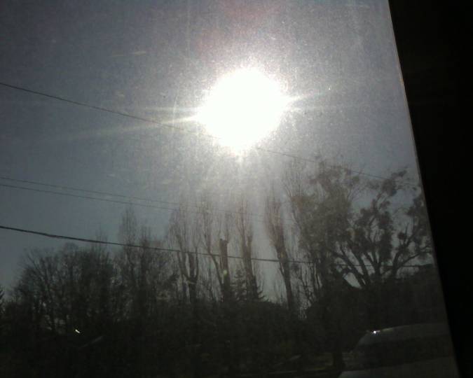 22 апреля 2011 г. Жаркий солнечный день Солнце из окна автобуса.