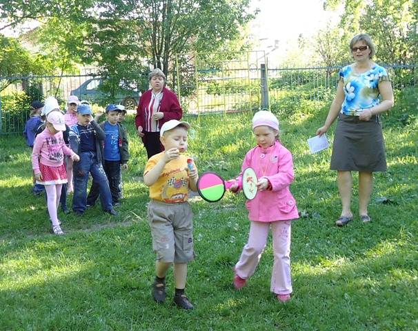 Парная эстафета "Надуй и лопни"
