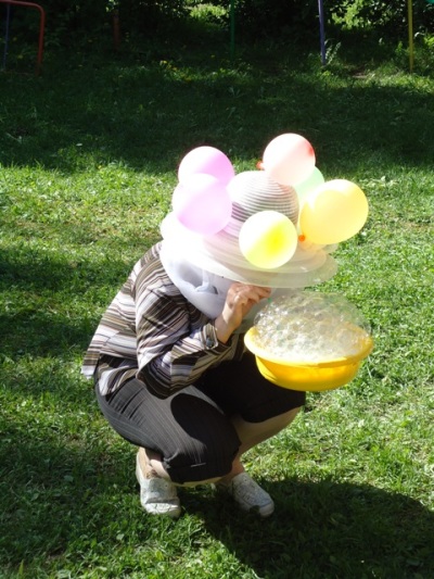 Большой Пузырь надувает много маленьких пузырей