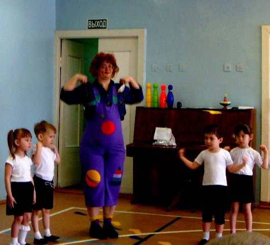 Прилетел Карлосон к детям средних групп (неделя здоровья 2011 год).