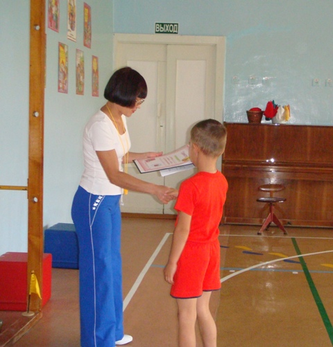 Награждаю команды.