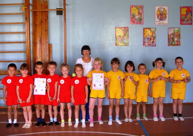 Команды Огонёк и Пламя (дети подготовительных групп № 8 и № 11). Победила дружба.