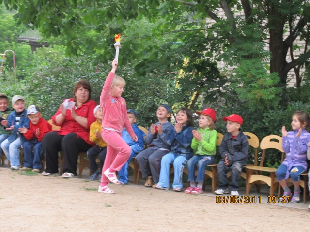 Воспитаница подготовительной группы № 8 открывает игры.