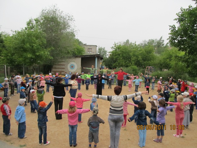 Провожу спортивную разминку.