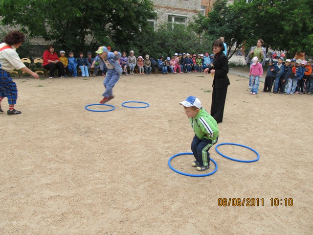 Команды Неболейка и Крепыши начили соревноваться.