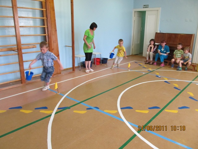 Эстафета Бег с наполненным ведром водой.