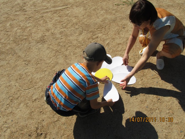 Эстафета Собери ромашку.