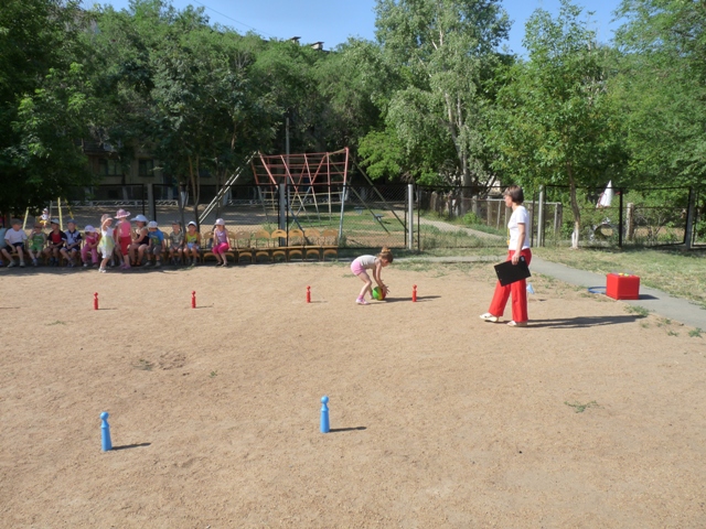 Эстафета "Прокати мяч"