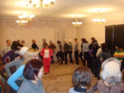 Рассказываю и показываю родителям выполнения упражнений с детьми дома.