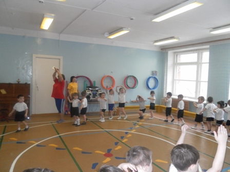 Провожу физкультурный досуг с детьми младших групп 2010 год.