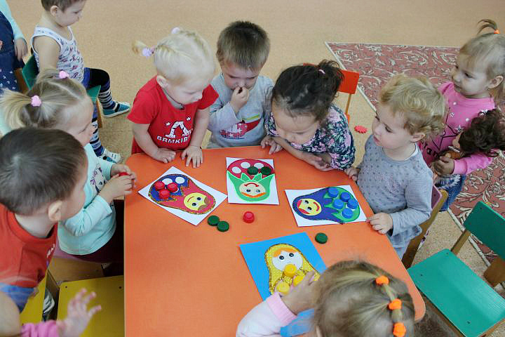 1. Подбери крышки под цвет косынки 