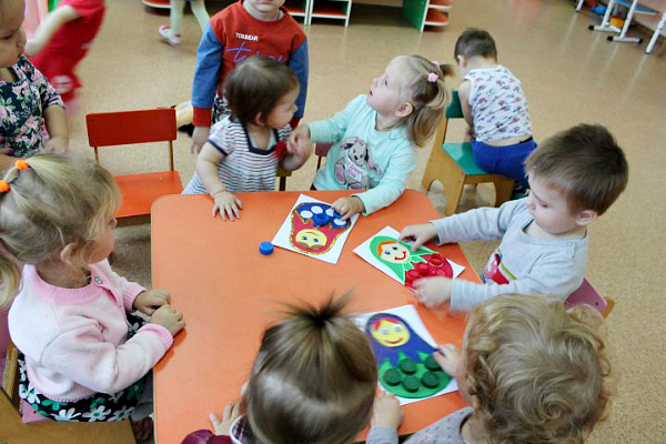 2. Подбери крышки под цвет платья 