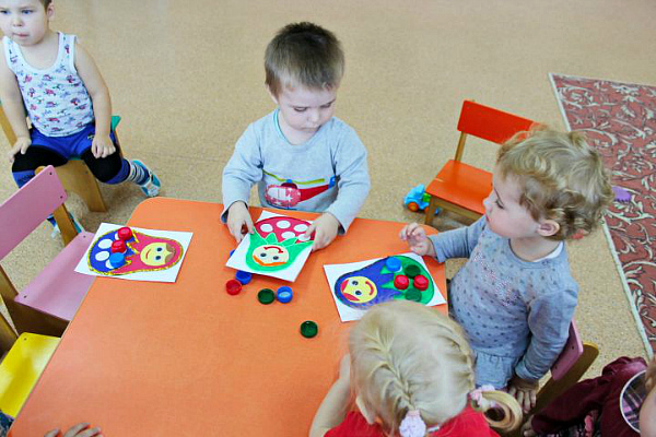 3. Укрась платье разноцветными кружочками