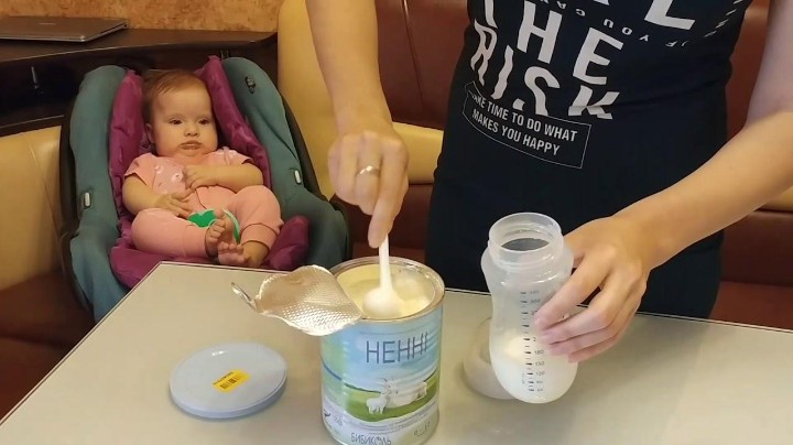 Адаптированная молочная смесь «Нэнни» на основе цельного козьего молока выпускается в Новой Зеландии. 