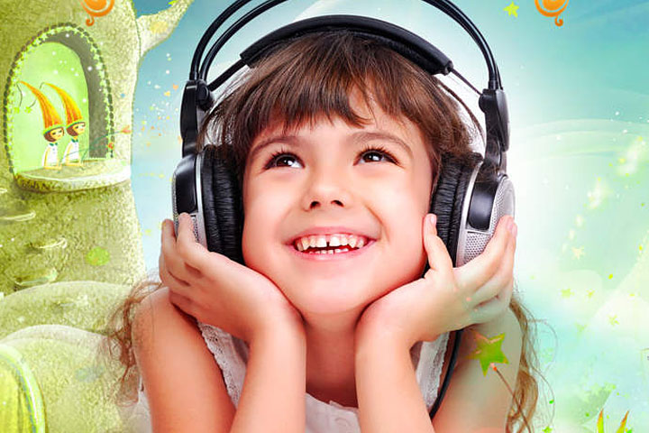 ребенок в наушниках. аудиозапись дошкольник. аудиозапись дошкольник. школьник в наушниках. ауди сказки.