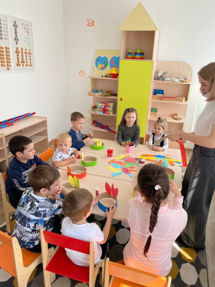 В первую очередь, малыш учится общению.