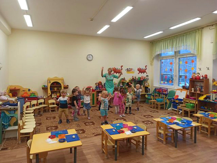 Дети выполняют за воспитателем танцевальные движения.