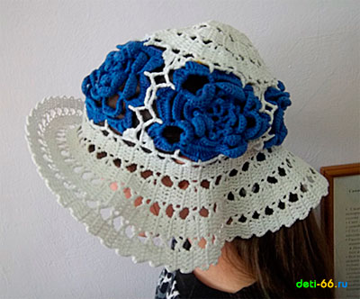 «Белое платье с синими розами и шляпа»