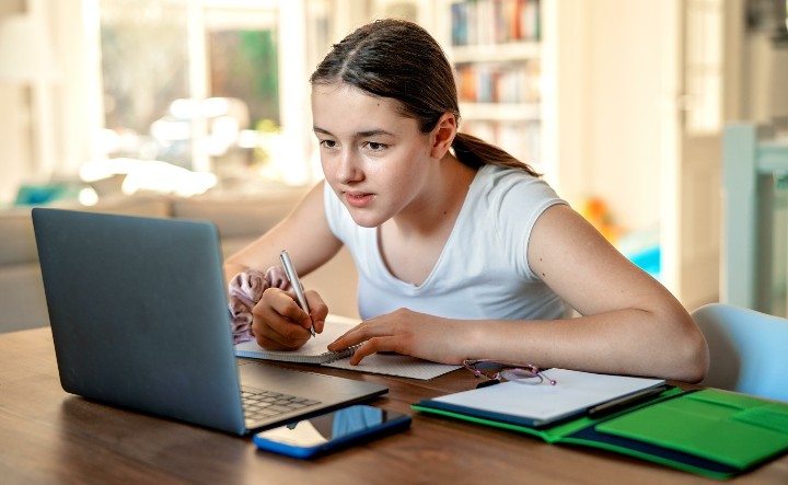  На сайте PROTUTOR свои услуги предлагает большое количество преподавателей. Они помогают получить необходимые знания как школьникам, так и абитуриентам.