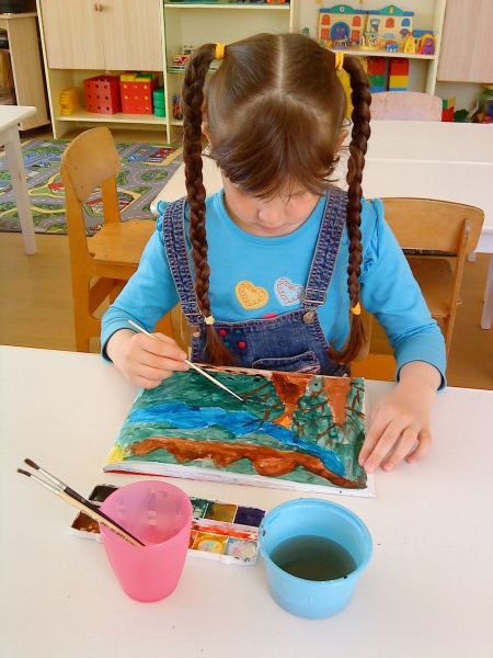 В творческой мастерской.