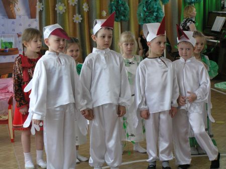 2. Очаровательные гуси-лебеди (выступление в детском саду)