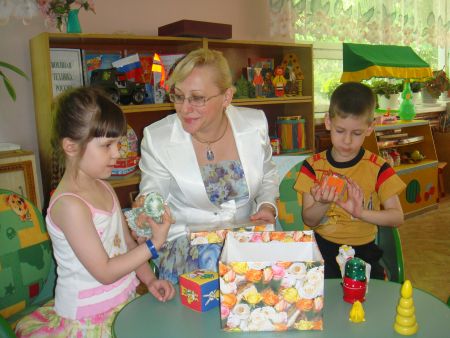 Есть дом 16-б на Бирюкова, Давно его мы «Яблонькой» зовем. У логопеда здесь работы много, С детьми мы очень весело живем.