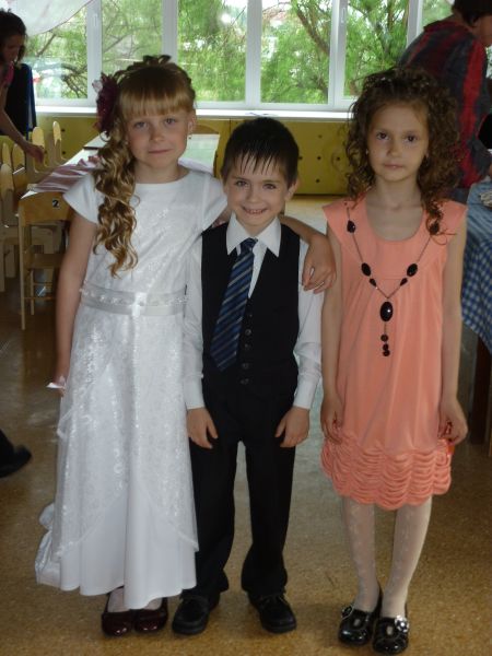 «Андрюшка с девчонками обнимался...»