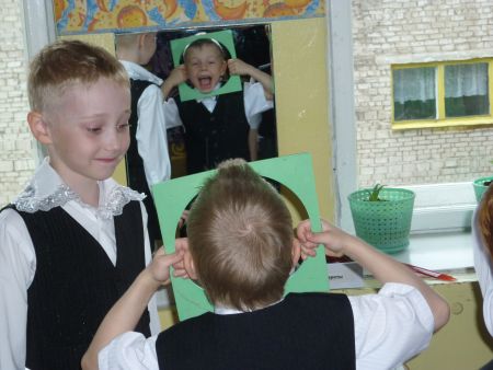 «И зеркало он испугал...»