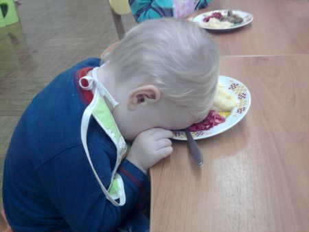 Люблю поспать за обедом.