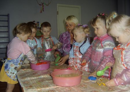 2. «Удивительное дело! Почему песок из нашего тазика лепится?»