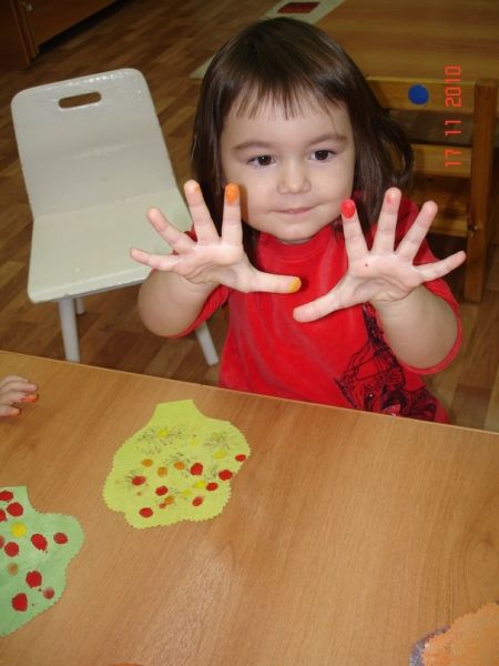 3. Листочки рисуем пальчиками.