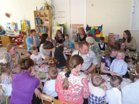 Очень весело живём, Сладкий чай теперь попьём!