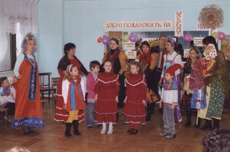 3. Давайте вместе, дружно веселые частушки запоем, всех гостей порадуем