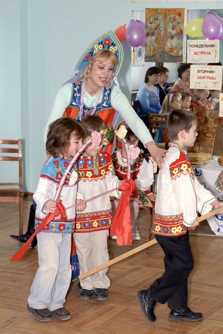 2. Эй! Ну как, тройка с бубенцами, веселей скачи, да детям радость неси!