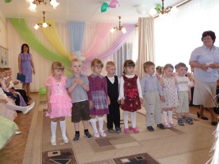 1. «Напутствие выпускникам от малышей»