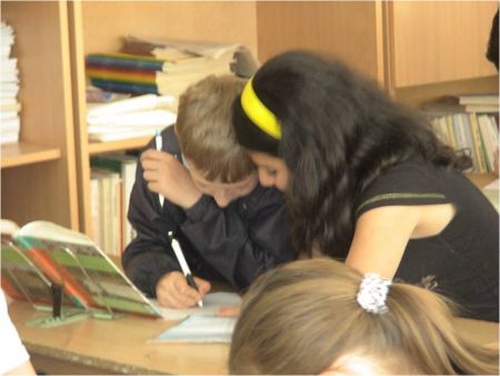 4. «Ну-ка, дай почитать!»