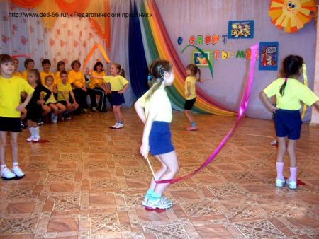3. Показательное выступление девочек подготовительной группы «Упражнение с лентами».
